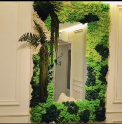 Spiegel met rendiermos en planten