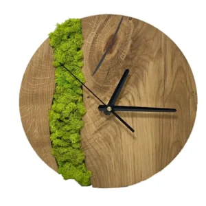 Uhr mit Holz und Moos