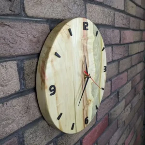 Epoxy wandklok van esdoorn met parelmoer epoxy