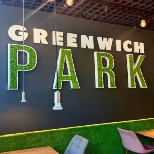 Houten letters met LED en echt mos