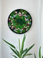 Ronde mos en bloemenafbeelding