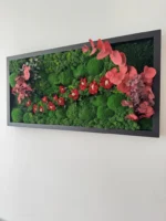 Moswandpaneel met rode mosbloemen & eucalyptus