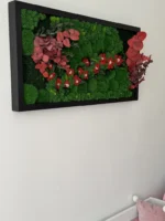 Moswandpaneel met rode mosbloemen & eucalyptus