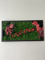 Wand mosschilderij met rode mosbloemen en eucalyptus