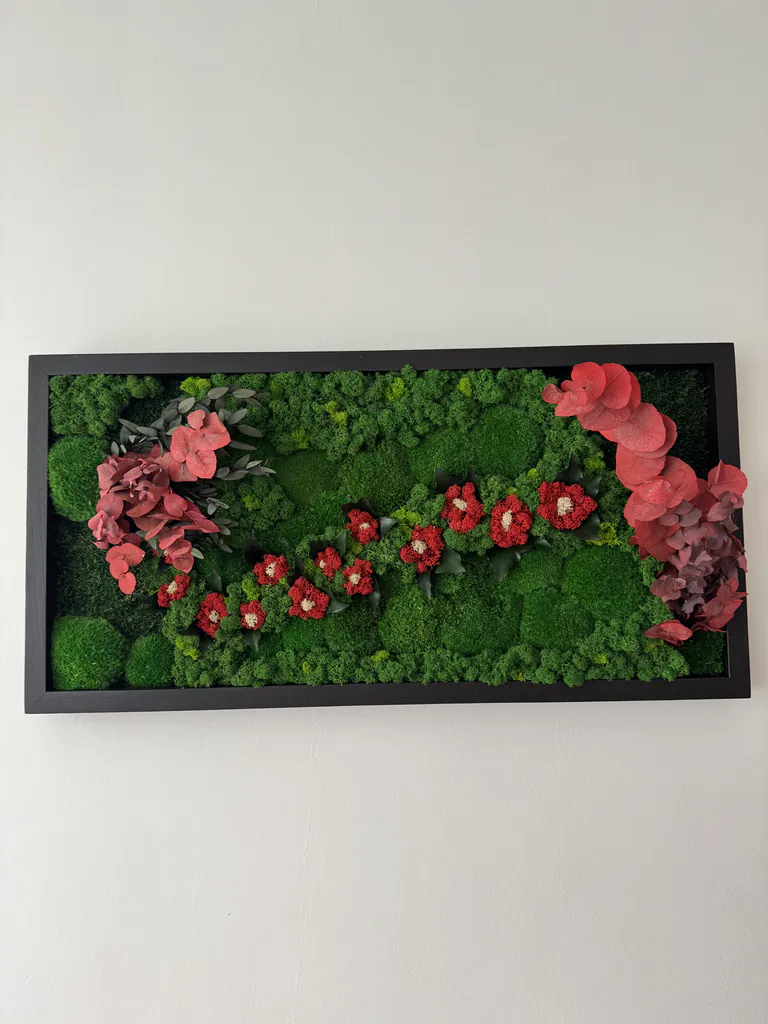 Wand mosschilderij met rode mosbloemen en eucalyptus Wand mosschilderij met rode mosbloemen en eucalyptus