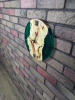 Wandklok van esdoornhout met smaragdgroene epoxy