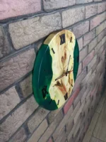 Wandklok van esdoornhout met smaragdgroene epoxy