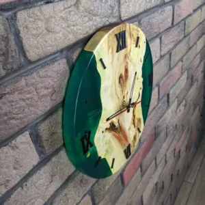 Wandklok van esdoornhout met smaragdgroene epoxy