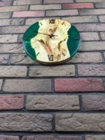 Wandklok van esdoornhout met smaragdgroene epoxy