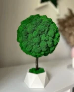 Decoratieve boom met mos en natuurlijk hout