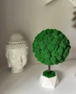 Decoratieve boom met mos en natuurlijk hout