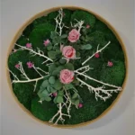 Bloemen schilderij van roos en mos