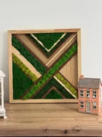 Wanddecoratie met mos en houten inleg – geometrisch diagonaal patroon