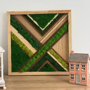 Wanddecoratie met mos en houten inleg – geometrisch diagonaal patroon