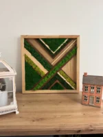 Wanddecoratie met mos en houten inleg – geometrisch diagonaal patroon