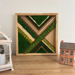 Wanddecoratie met mos en houten inleg – geometrisch diagonaal patroon