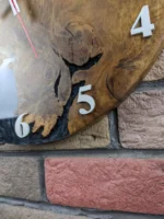 Design wandklok eikenhout met zwarte epoxyhars en parelmoer