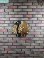 Design wandklok eikenhout met zwarte epoxyhars en parelmoer