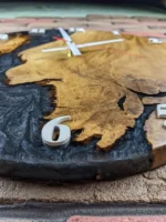 Design wandklok eikenhout met zwarte epoxyhars en parelmoer