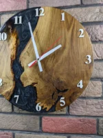 Design wandklok eikenhout met zwarte epoxyhars en parelmoer