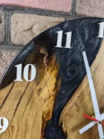 Design wandklok eikenhout met zwarte epoxyhars en parelmoer