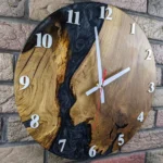 Design wandklok eikenhout met zwarte epoxyhars en parelmoer