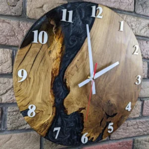 Design wandklok eikenhout met zwarte epoxyhars en parelmoer