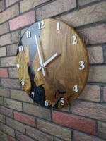 Design wandklok eikenhout met zwarte epoxyhars en parelmoer