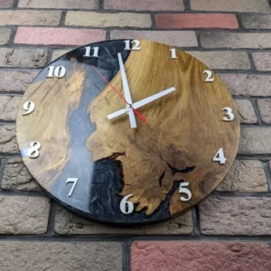 Design wandklok eikenhout met zwarte epoxyhars en parelmoer